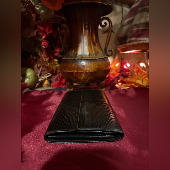 Authentic Louis Vuitton Black EPI Leather Unisex Wallet - Picture 7 of 12